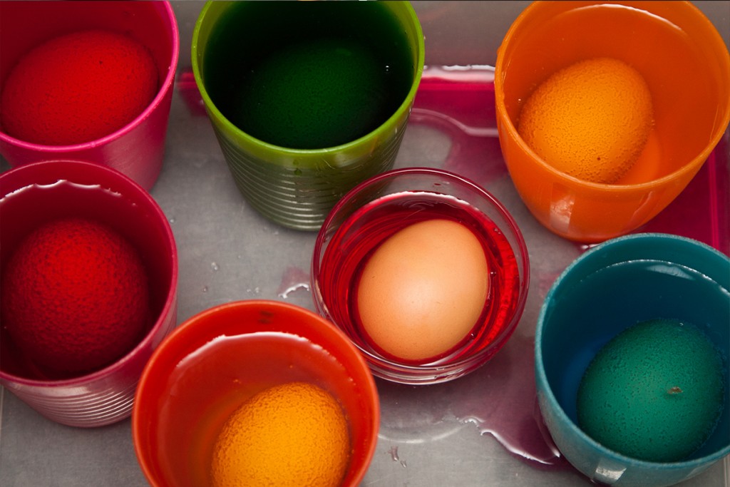 paaseieren-verven-kleuren-pasen-kleurstof-gekleurde-eieren-our-happily-ever-after-3-