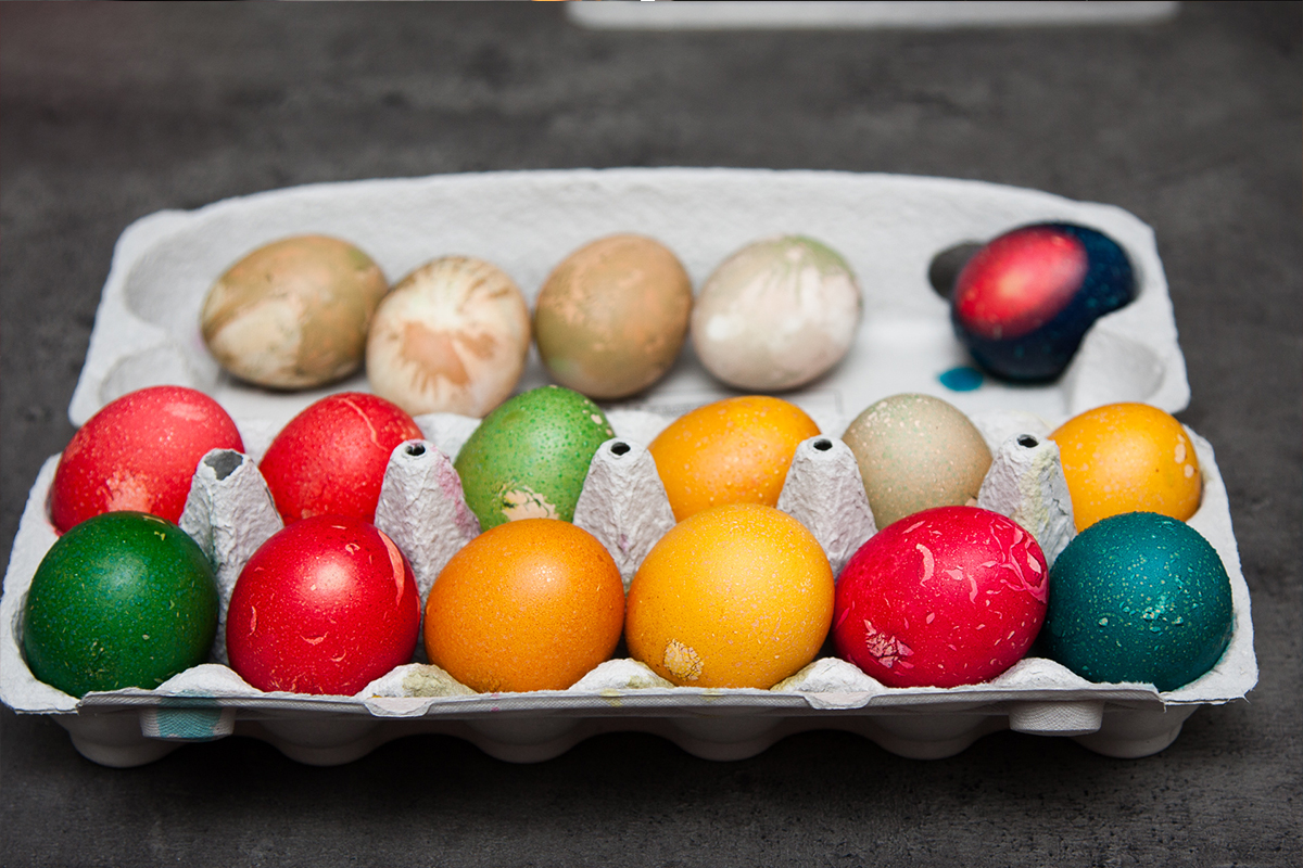 paaseieren-verven-kleuren-pasen-kleurstof-gekleurde-eieren-our-happily-ever-after-3-