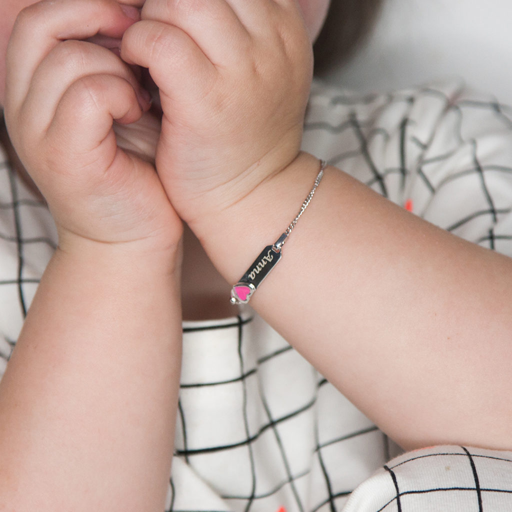 atmosfeer Fabrikant droogte Armbandje met naam op - Kraamcadeau - Cadeau voor baby - Sofie Lambrecht  Mama Blog