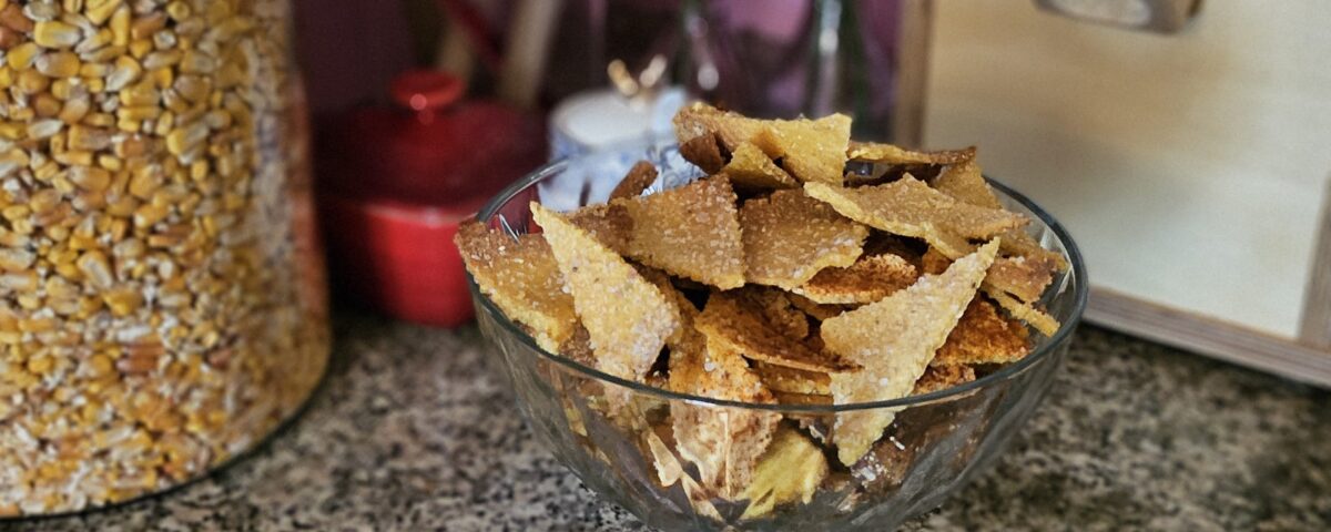 Zelf tortilla chips maken met salsa dip