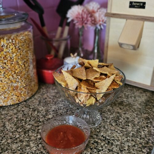 Zelf tortilla chips maken met salsa dip