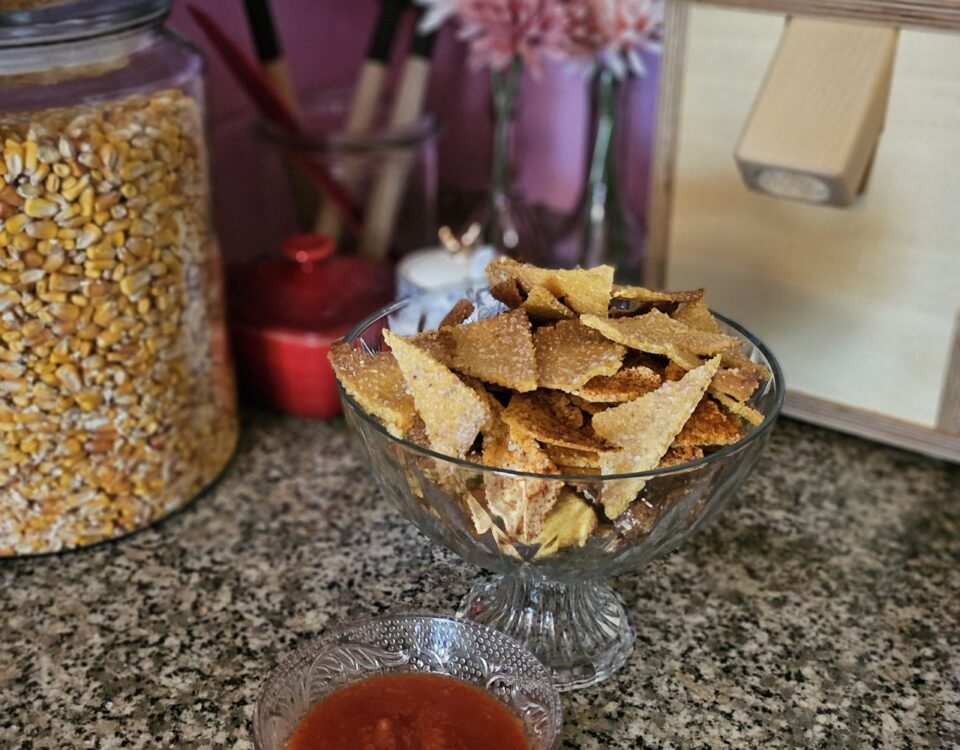 Zelf tortilla chips maken met salsa dip